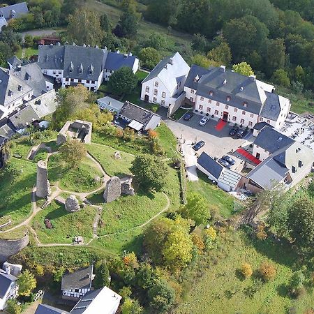 Schlosshotel Burghaus Kronenburg Dahlem  ภายนอก รูปภาพ
