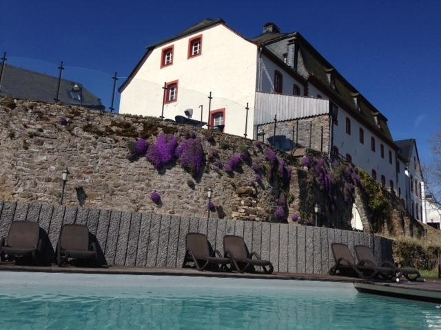 Schlosshotel Burghaus Kronenburg Dahlem  ภายนอก รูปภาพ