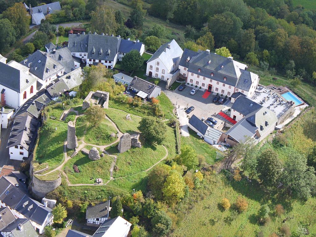 Schlosshotel Burghaus Kronenburg Dahlem  ภายนอก รูปภาพ
