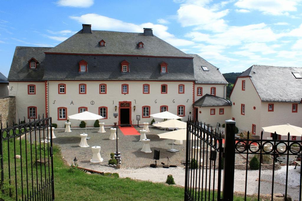 Schlosshotel Burghaus Kronenburg Dahlem  ภายนอก รูปภาพ